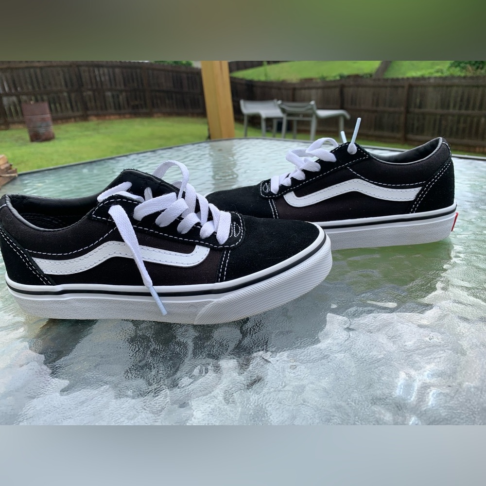 Youth size 2 Vans off the Wall